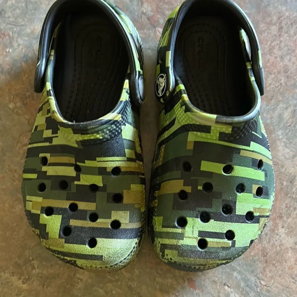 Crocs Camouflage Kids Shoes Sz 9 Unisex